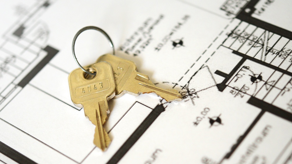 Schlüssel liegen auf einem Wohnungsplan