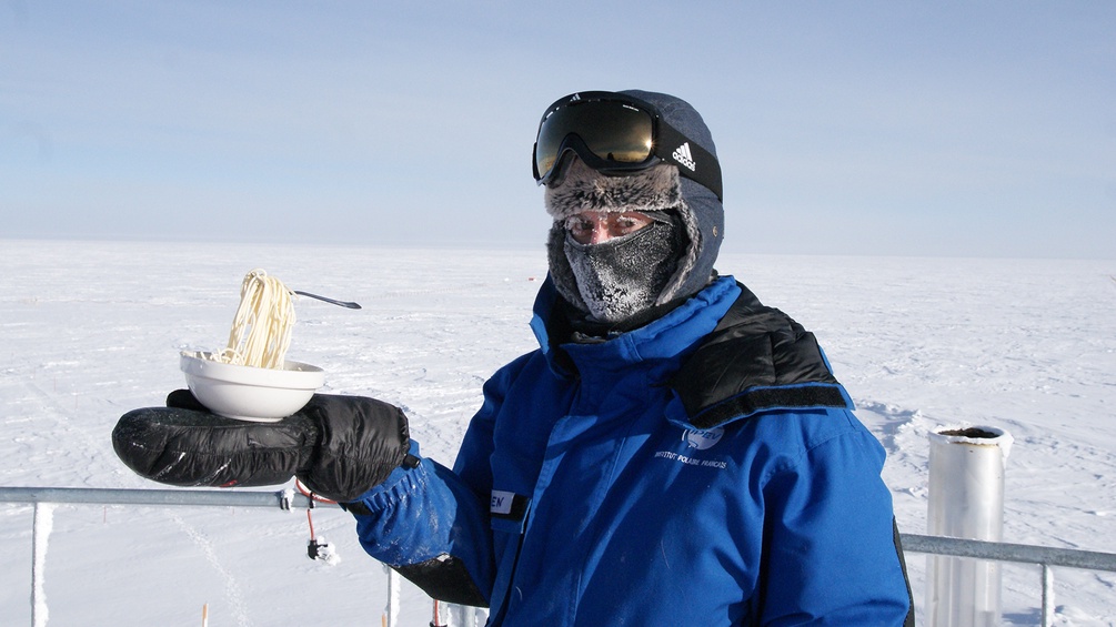 Die österreichische Medizinerin Carmen Possnig mit einer Portion gefrorener Pasta während ihrem einjährigen Aufenthalt in der Antarktis.