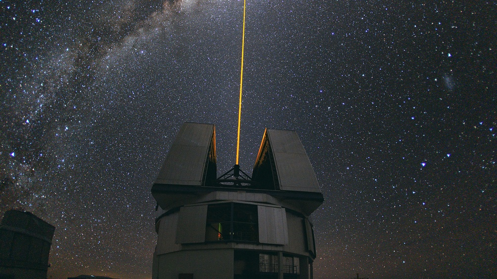 Ein Teleskop des Very Large Telescope schickt einen Laserstrahl in das Zentrum in der Milchstraße