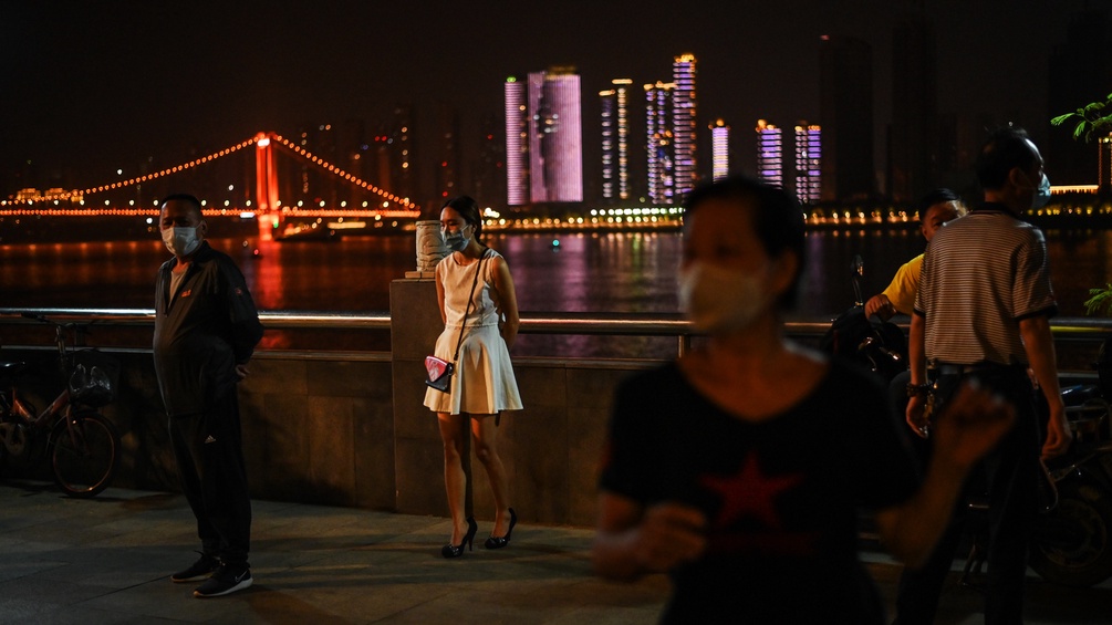 Menschen in China mit Gesichtsmasken.