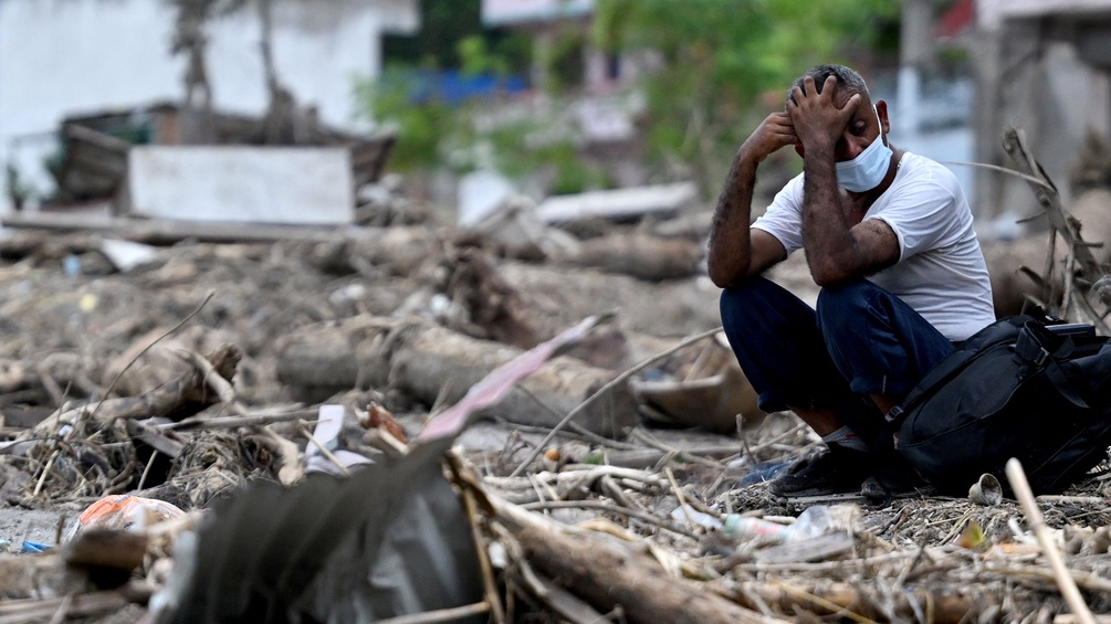 Verzweifelter Mann in Nepal nach Tsunami