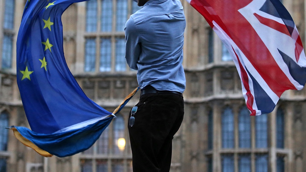 Mann mit EU-Fahne und der britischen Flagge