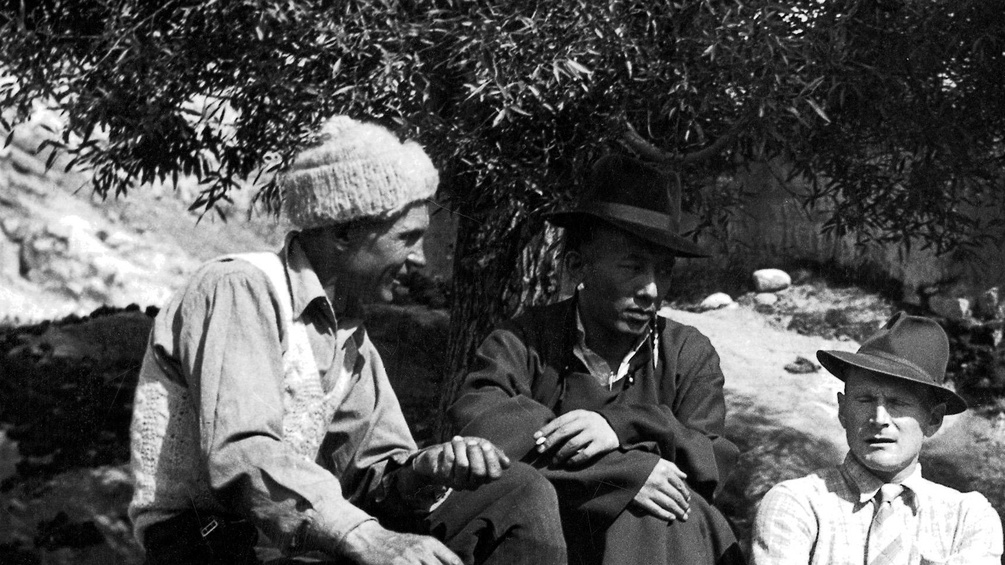 PICTUREDESK.COM/SZ-PHOTO/SCHERL Heinrich Harrer (rechts) und sein Begleiter Peter Aufschnaiter (ganz links) mit Tibeter, 1939