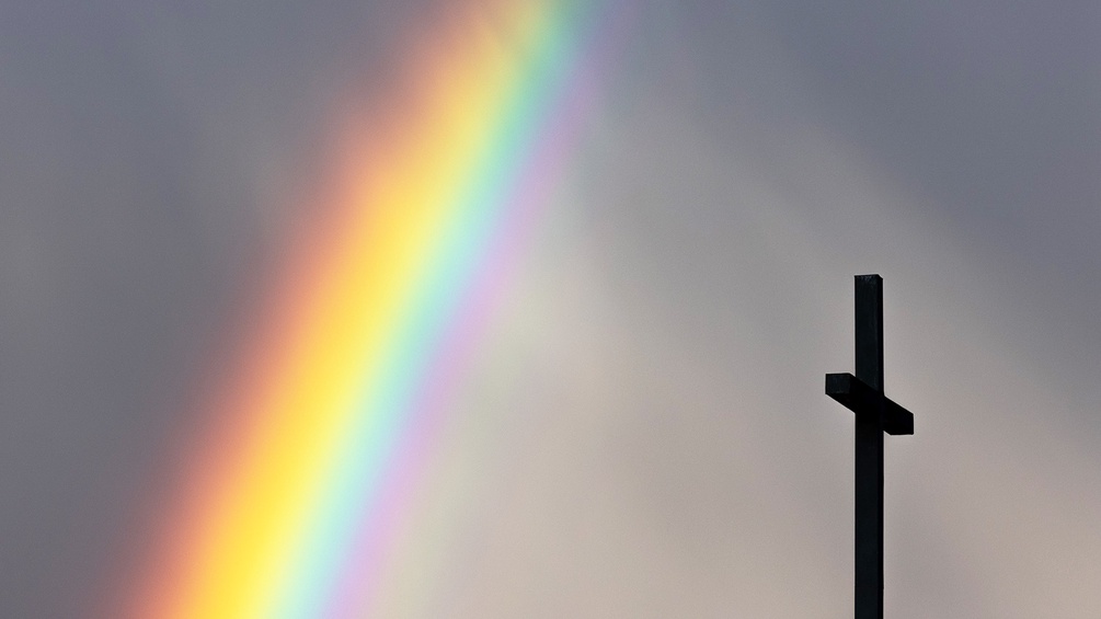 Regenbogen und Kreuz