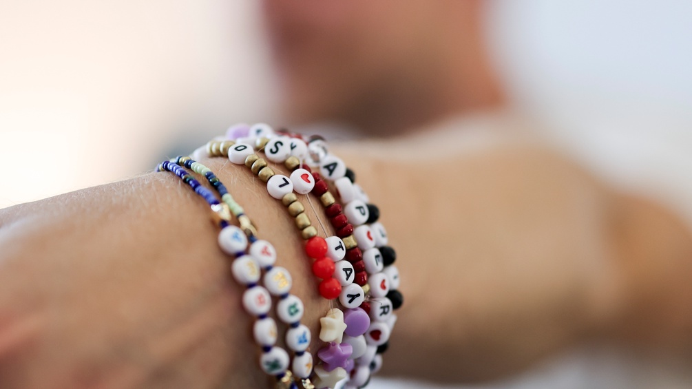 Mann mit Taylor-Swift-Freundschaftsbändern