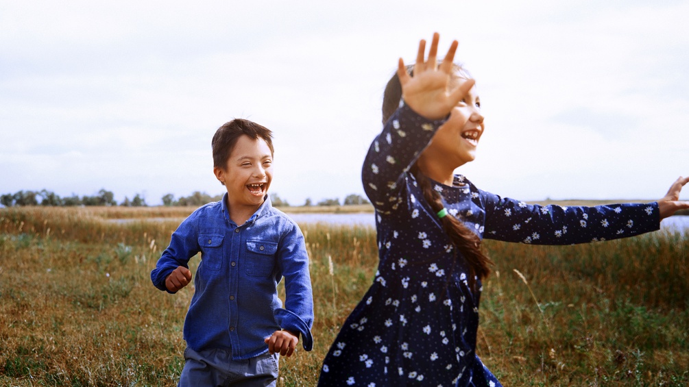 Lachende Kinder mit Trisomie 21