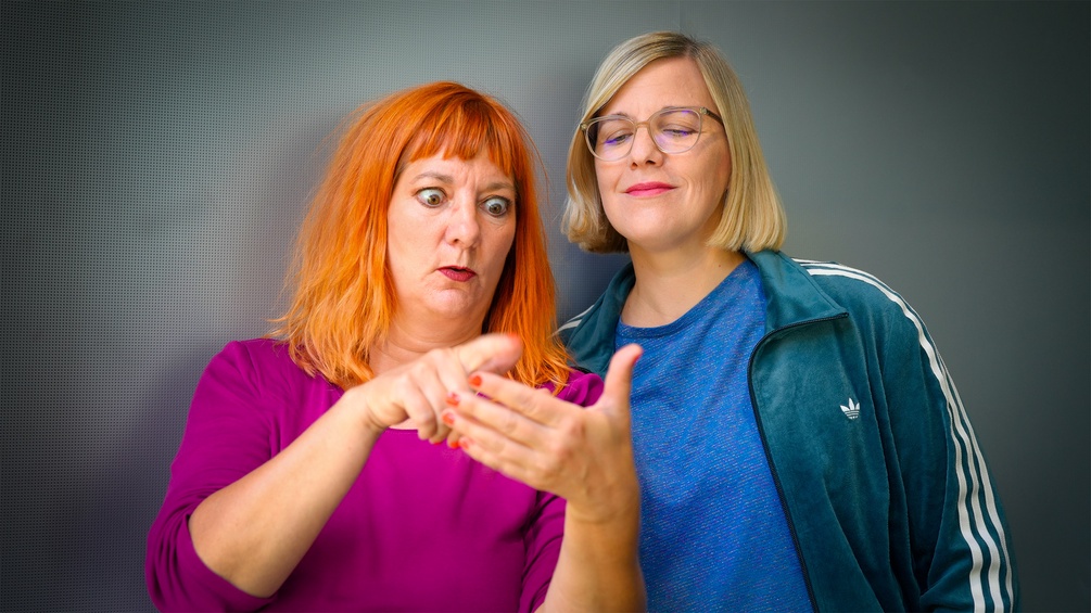 Ulla Ebner und Irmi Wutscher studieren ihren Browserverlauf