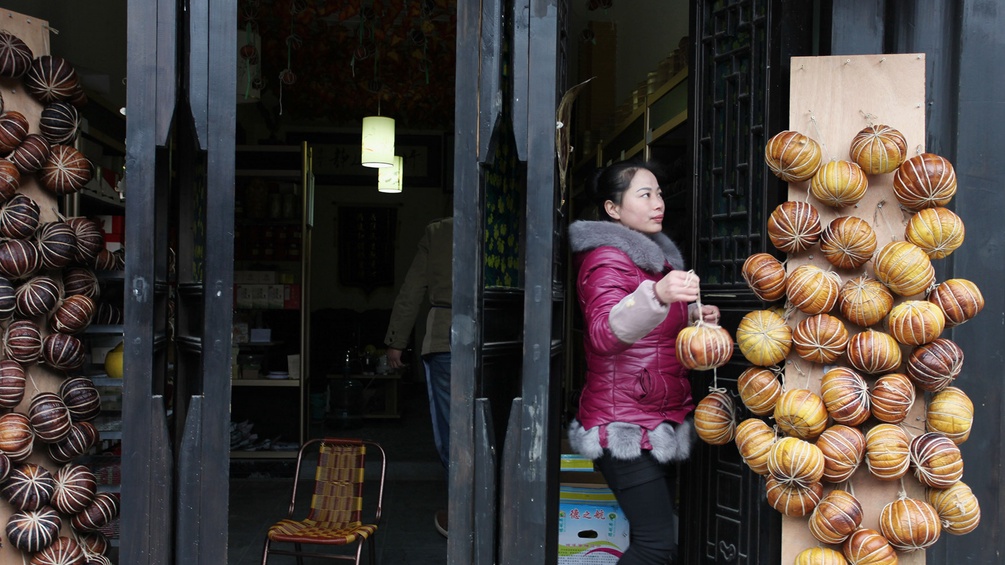Chinesische Frau mit Grapefruits