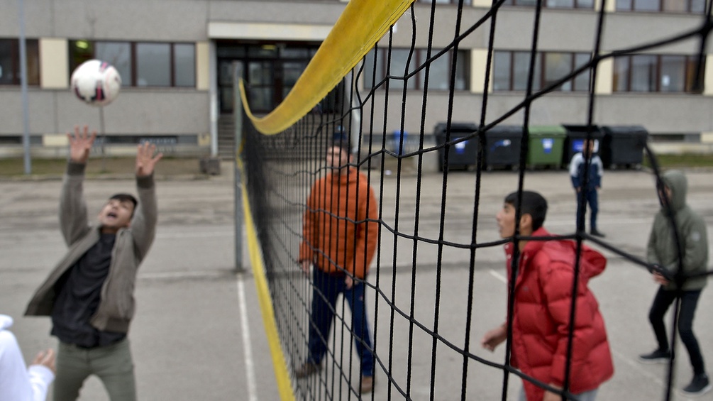 Junge Asylwerber beim Ballspiel