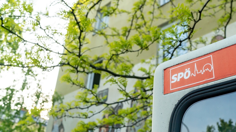 SPÖ-Wien-Logo auf einer Telefonzelle