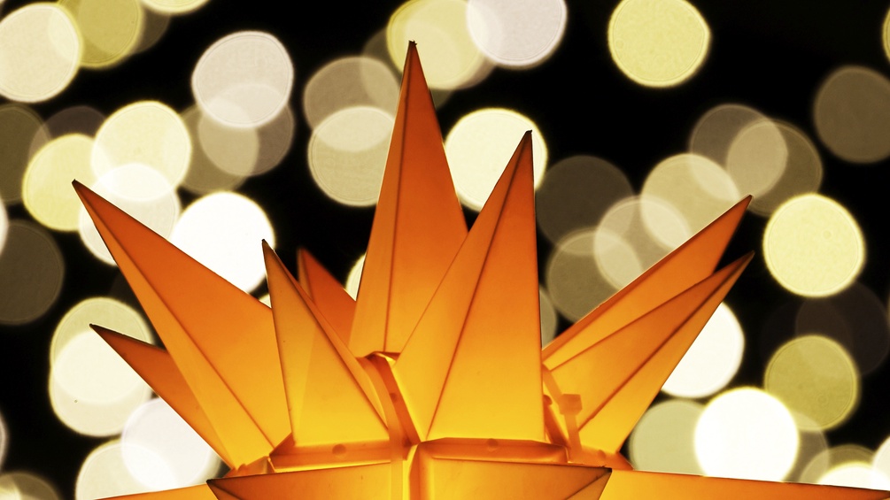 Beleuchteter Stern, Straßendekoration während der Weihnachtszeit