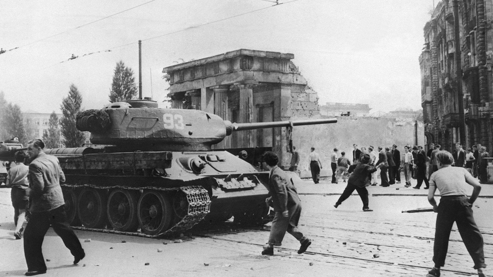 Volksaufstand in der DDR 1953, Panzer auf der Straße