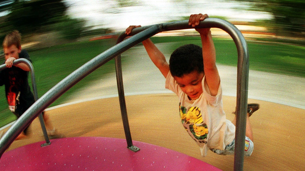 Ein Kind auf dem Spielplatz