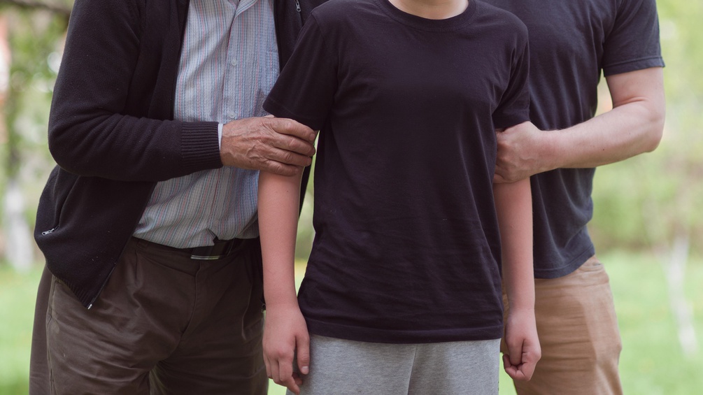 Generationen: Großvater, Enkel und Sohn