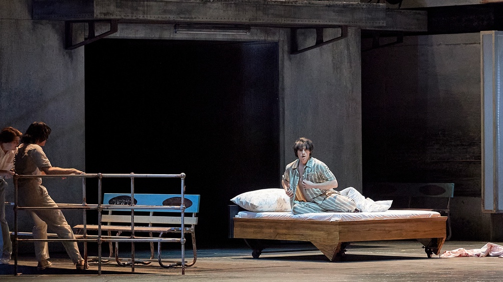 WIENER STAATSOPER/MICHAEL PÖHN Szenenbild: Junge im Pyjama sitzt im Bett