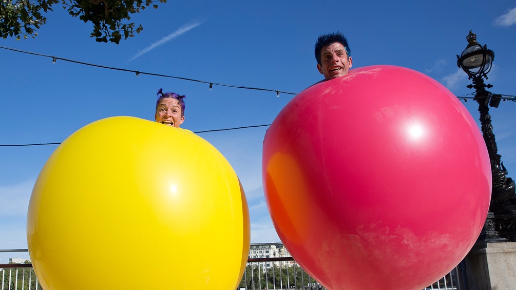 Menschen in Riesenballons