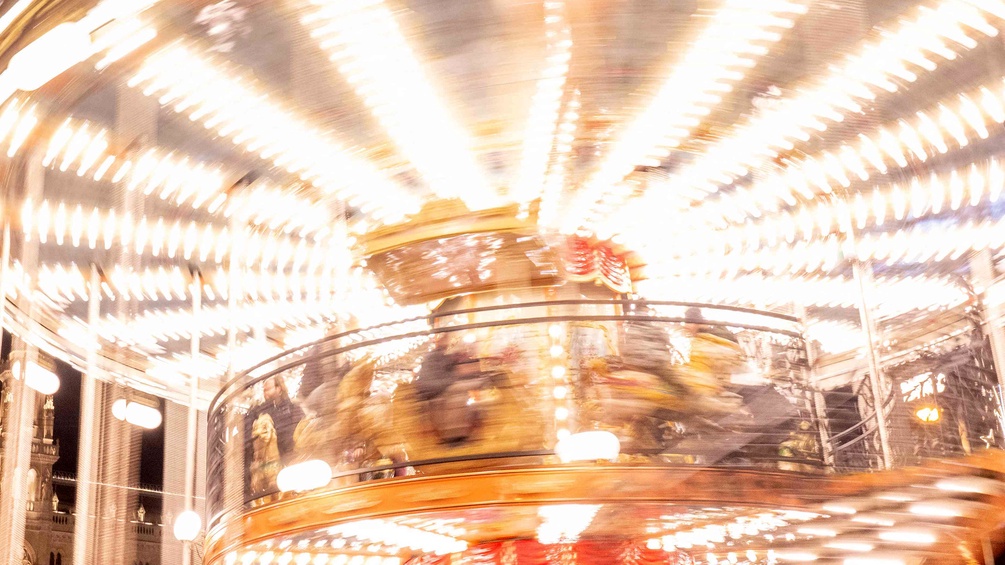 Wirbelndes Karussell auf dem Wiener Christkindlmarkt beim Wiener Rathaus