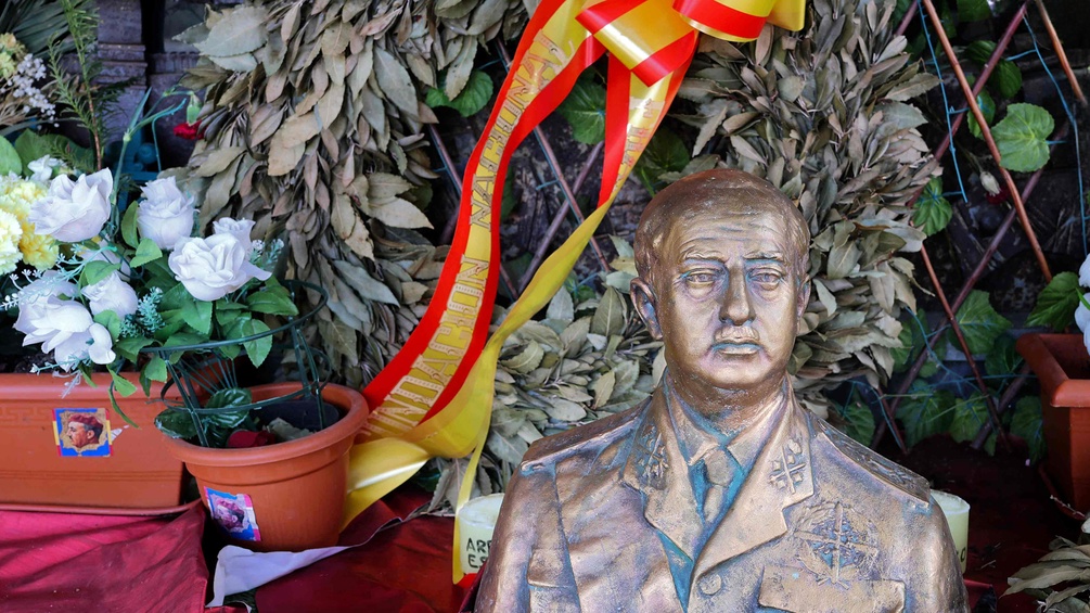 Franco-Büste vor Mausoleum