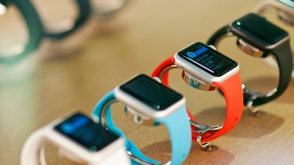 Mehrere Smart Watches in einem Apple Store