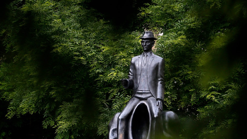 Bronzestatue von Franz Kafka in einem Prager Park