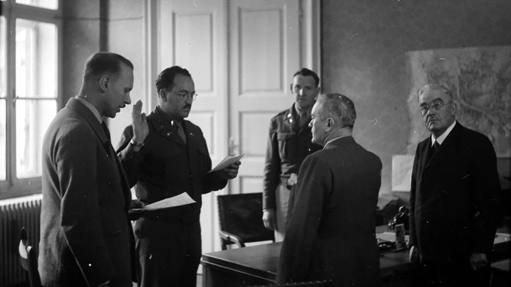 Heinrich Kraupner wird zum Vize-Bürgermeister v.Salzburg vereidigt, 1945