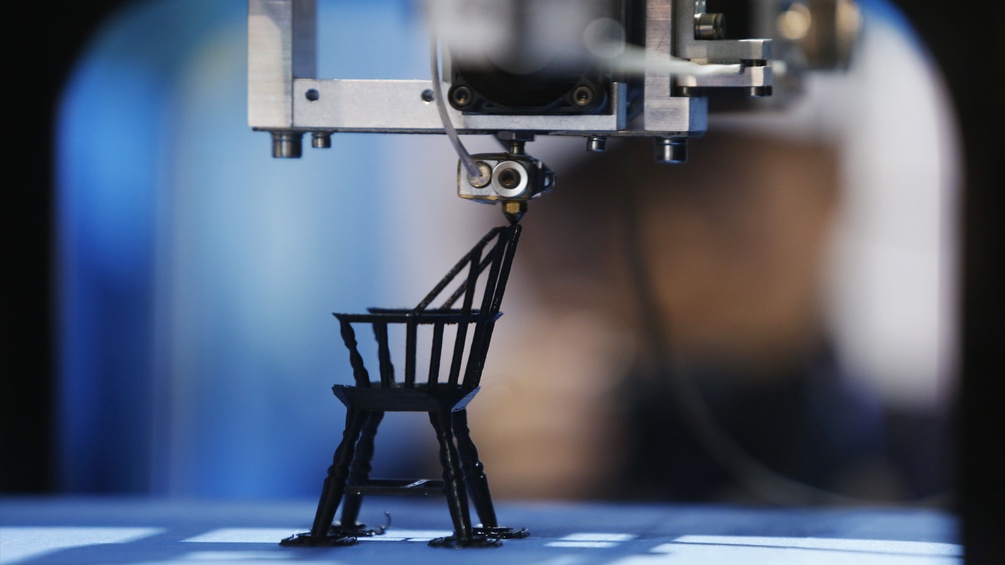 Ein 3D-Drucker druckt einen Miniatur Stuhl