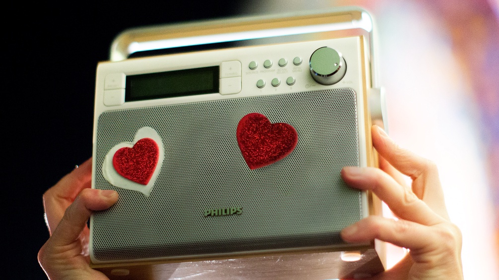 Ein mit Herzen beklebter Radio Apparat