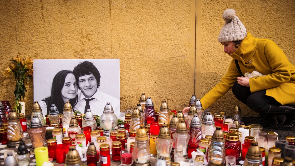 Gedenkkerzen neben dem Foto von Jan Kuciak
