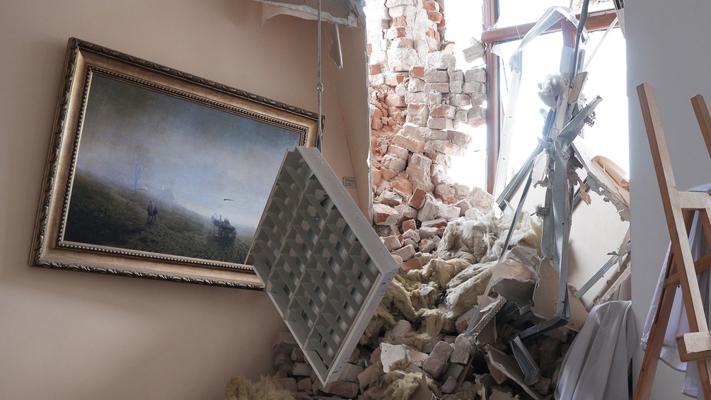 Zerstörter Museumsraum in der Ukraine