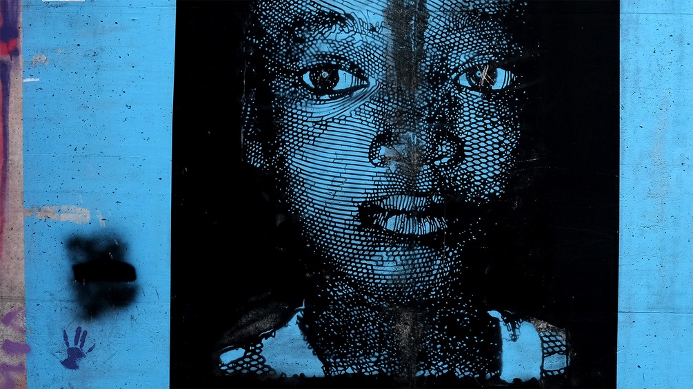 Graffiti mit dem Gesicht eines afrikanischen Kindes