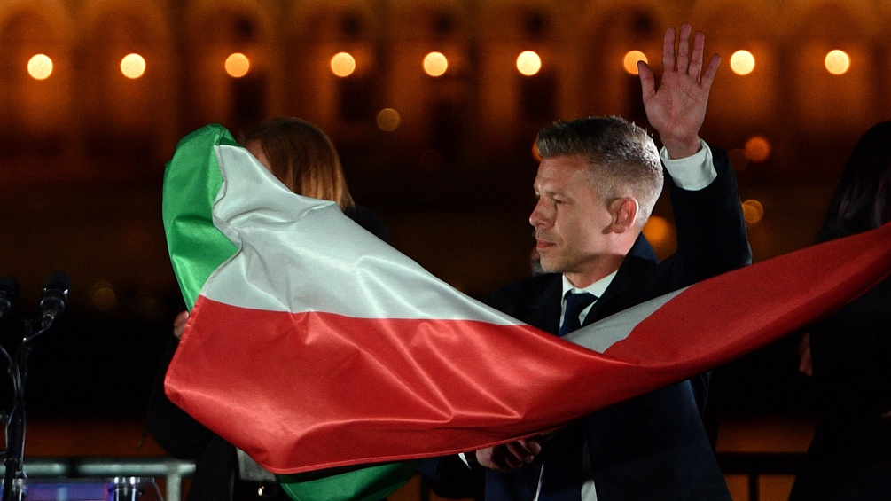 Peter Magyar mit ungarischer Flagge