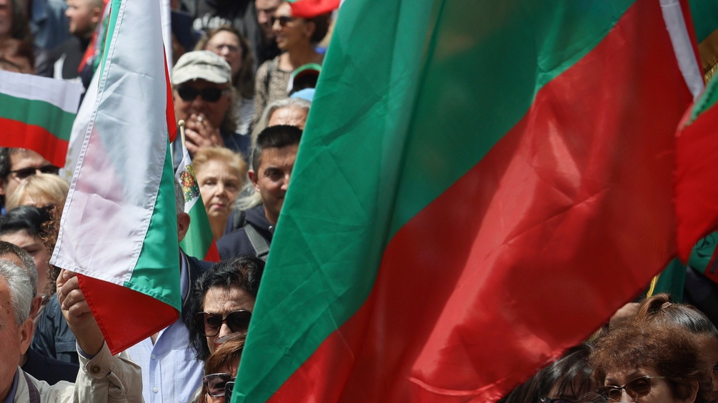 Menschenmenge mit bulgarischen Fahnen