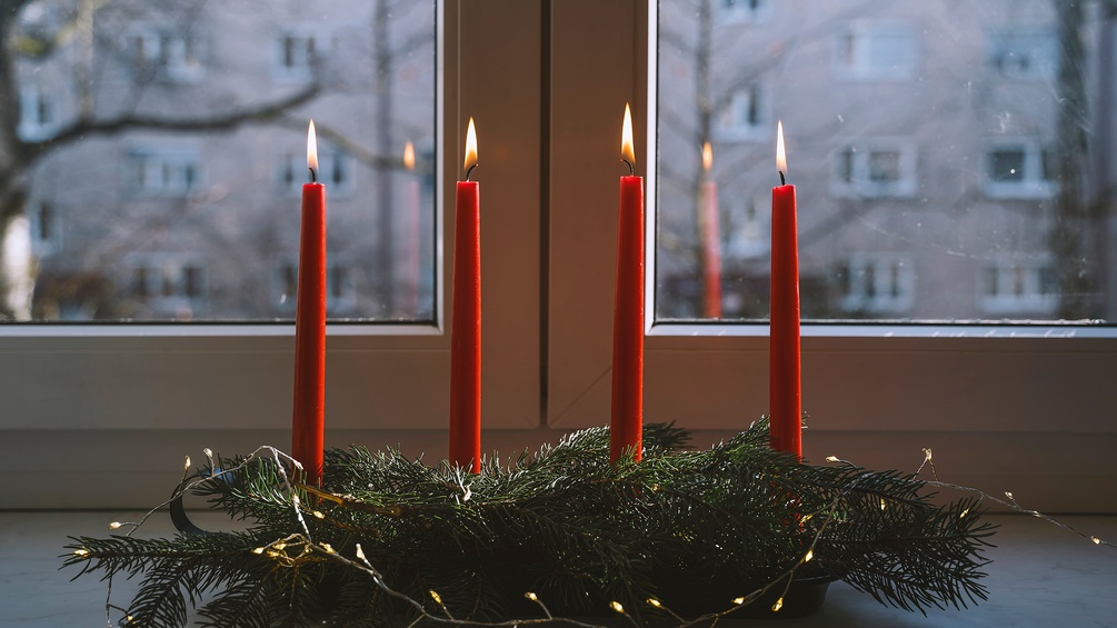 PICTUREDESK.COM/WESTEND61/NATALIA DERIABINA Adventkranz auf der Fensterbank