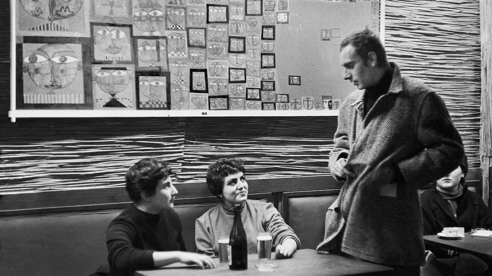 Treffpunkt der künstlerischen Avantgarde in den 50er-Jahren: der legendäre Strohkoffer - Friedensreich Hundertwasser stehend