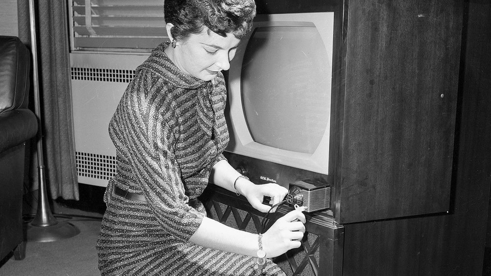 Frau mit einem Fernsehgerät, 1956