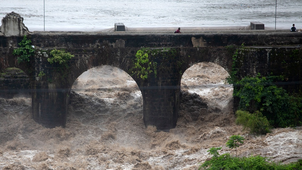 Hochwasser und Sturm um eine Brücke in Südamerika