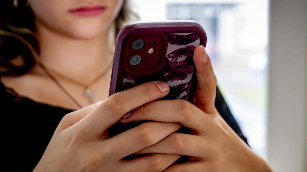 Jugendliche mit Smartphone