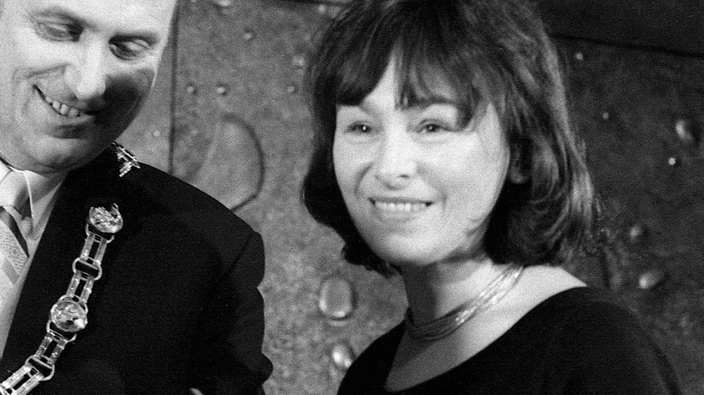 Dortmunds Oberbuergermeister übergibt 1971 Ilse Aichinger den Nelly-Sachs Preis