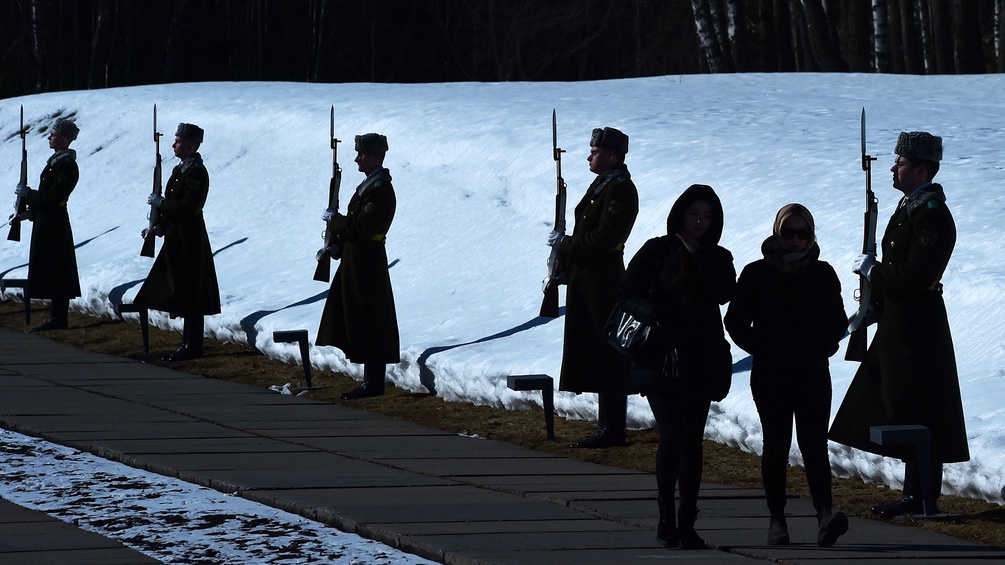 Frauen spazieren vor Wächtern in Minsk