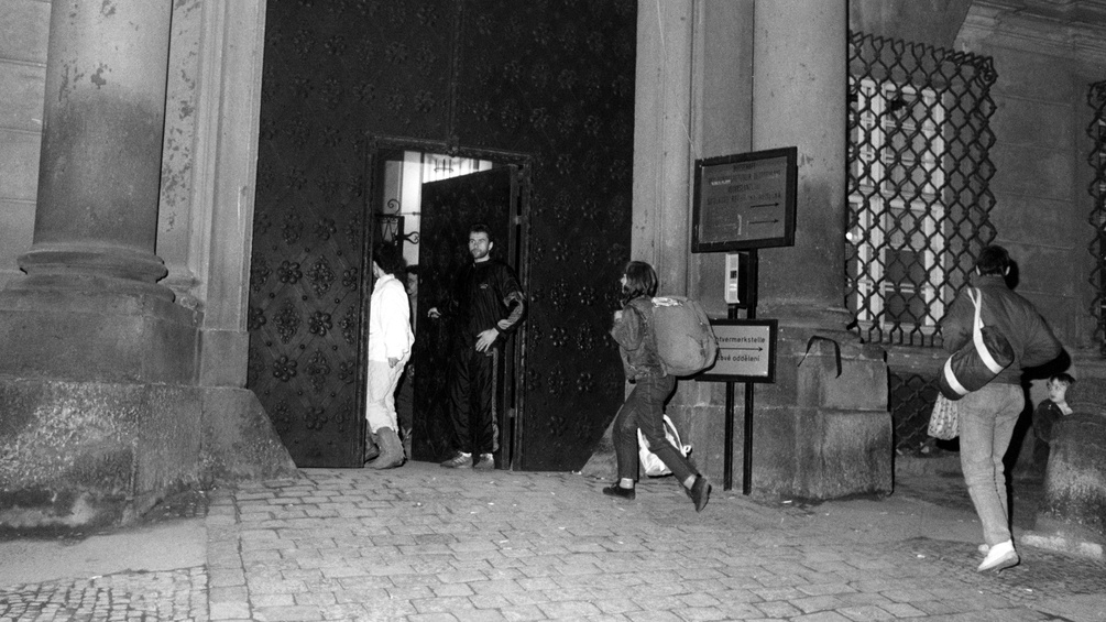 DDR-Flüchtlinge betreten die Botschadt der BRD in Prag, 1989