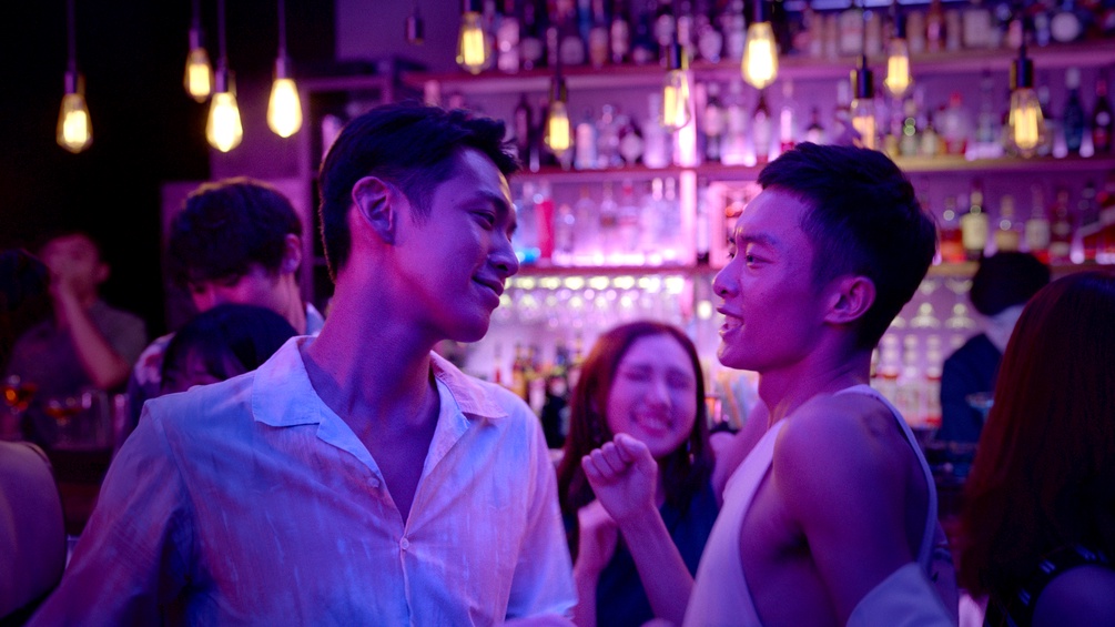 Zwei asiatische Männer in einer Bar, Filmszene "Moneyboys"