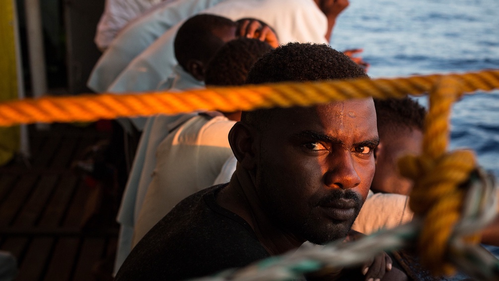 Geretteter Migrant auf einem Boot vor der Küste Libyens