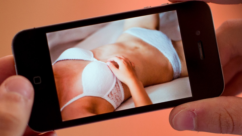 Eine Frau in Unterwäsche auf einem iPhone.