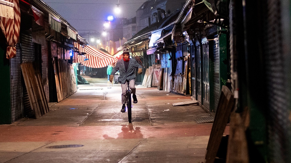 Einradfahrer am Wiener Naschmarkt in der Nacht