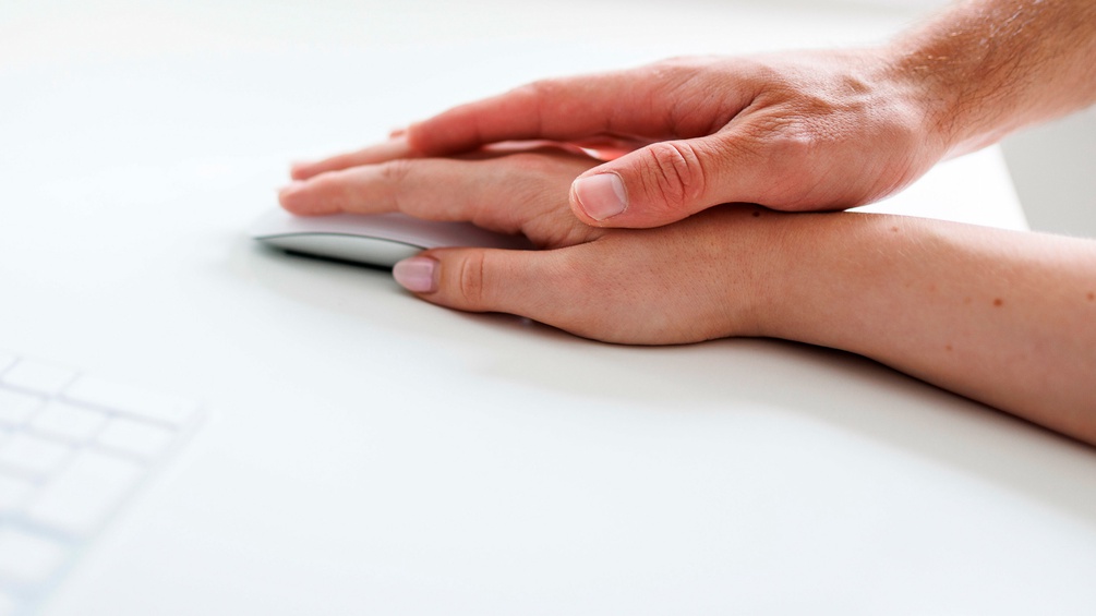Männerhand auf einer Frauenhand