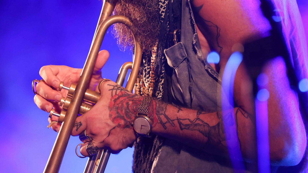 Avishai Cohen spielt Trompete