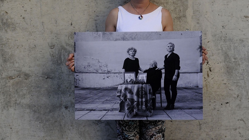 Eine Frau hält ein Bild auf dem ihre weiblichen Verwandten im Spanischen Bürgerkrieg zu sehen sind