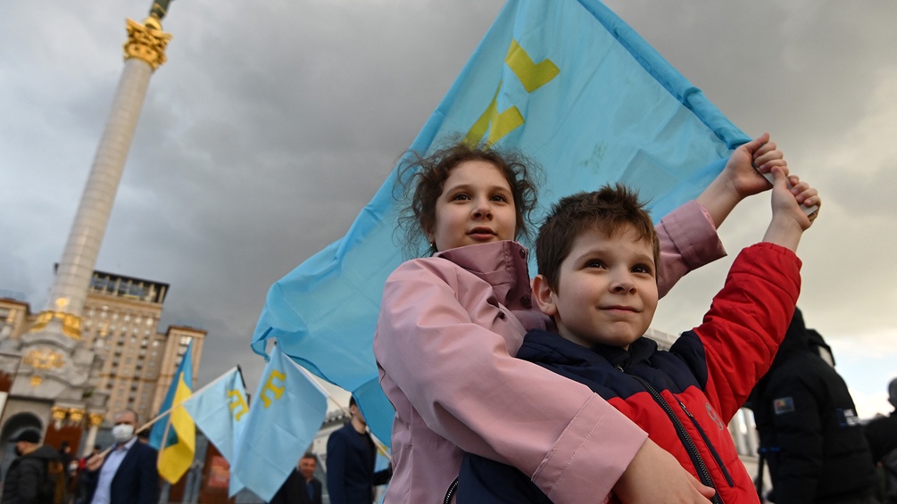 Junge Krimtataren mit Fahne in der Ukraine