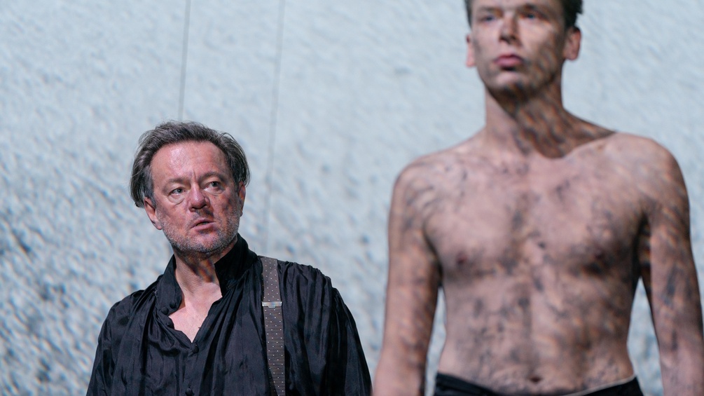 BURGTHEATER/ANDREAS POHLMANN Norman Hacker (Basilius, König von Polen) und Franz Pätzold (Sigismund, dessen Sohn).