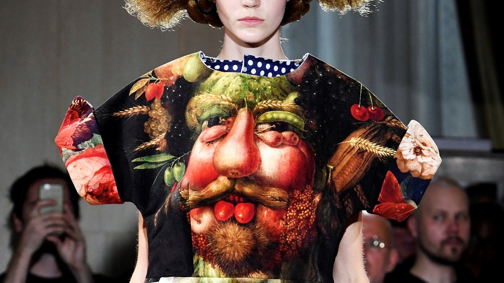 Model präsentiert Kleid mit einem Bild von Giuseppe Arcimboldo